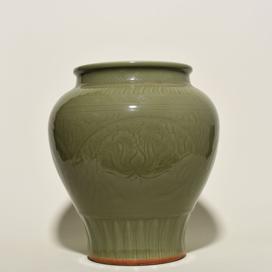 Song Dyansty Longquan kiln plum celadon engraved jar with peony pattern on branches