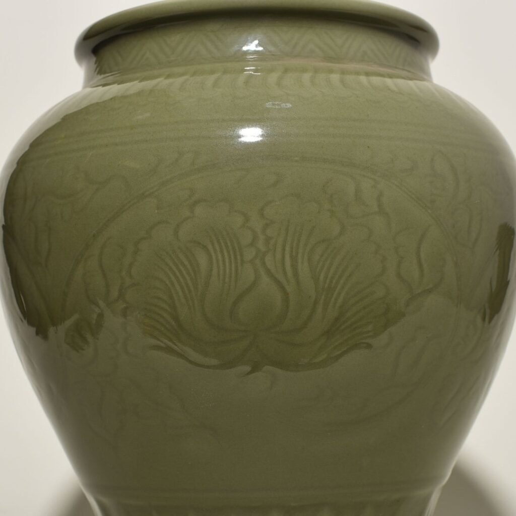 Song Dyansty Longquan kiln plum celadon engraved jar with peony pattern on branches