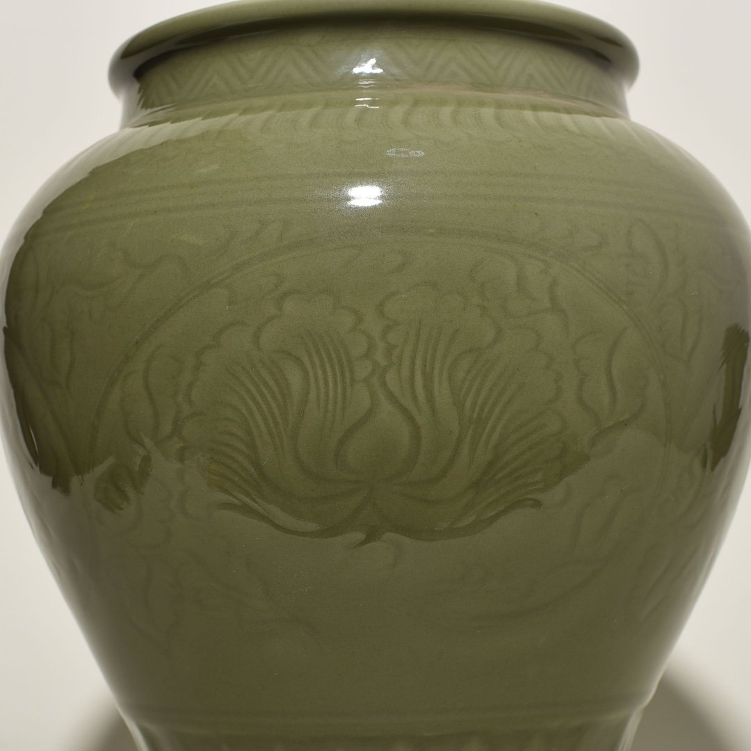 Song Dyansty Longquan kiln plum celadon engraved jar with peony pattern on branches