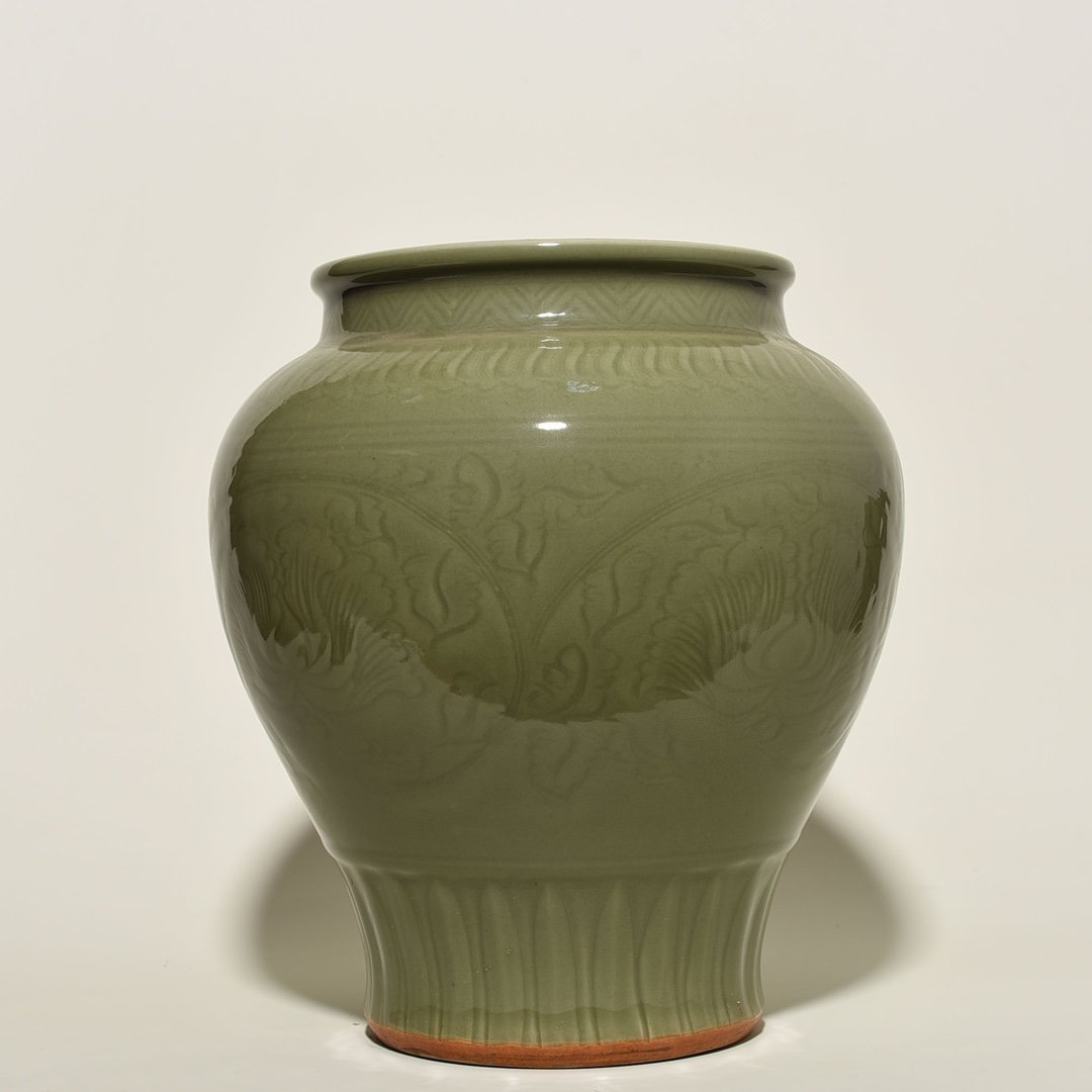 Song Dyansty Longquan kiln plum celadon engraved jar with peony pattern on branches