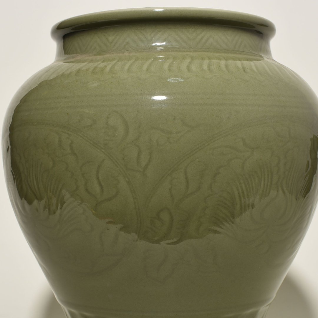 Song Dyansty Longquan kiln plum celadon engraved jar with peony pattern on branches