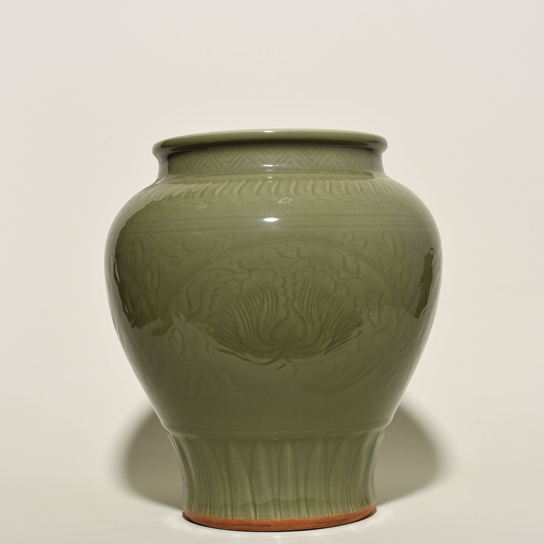 Song Dyansty Longquan kiln plum celadon engraved jar with peony pattern on branches