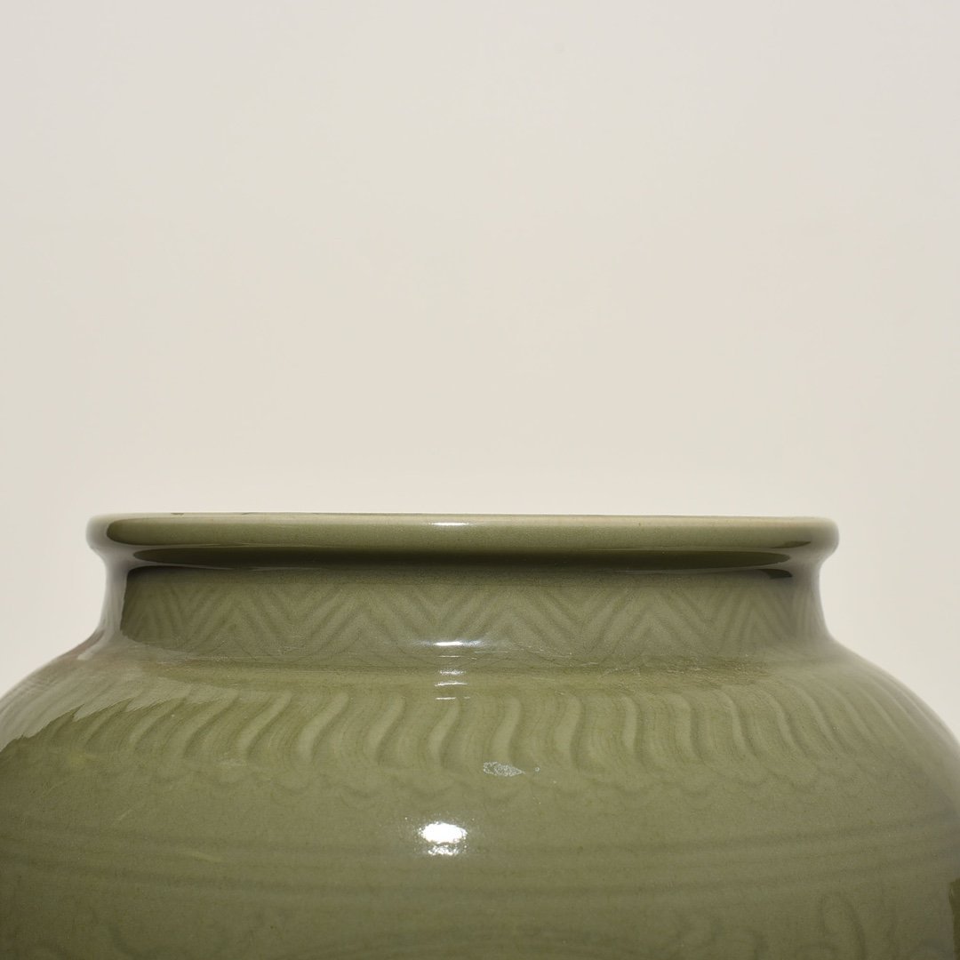 Song Dyansty Longquan kiln plum celadon engraved jar with peony pattern on branches