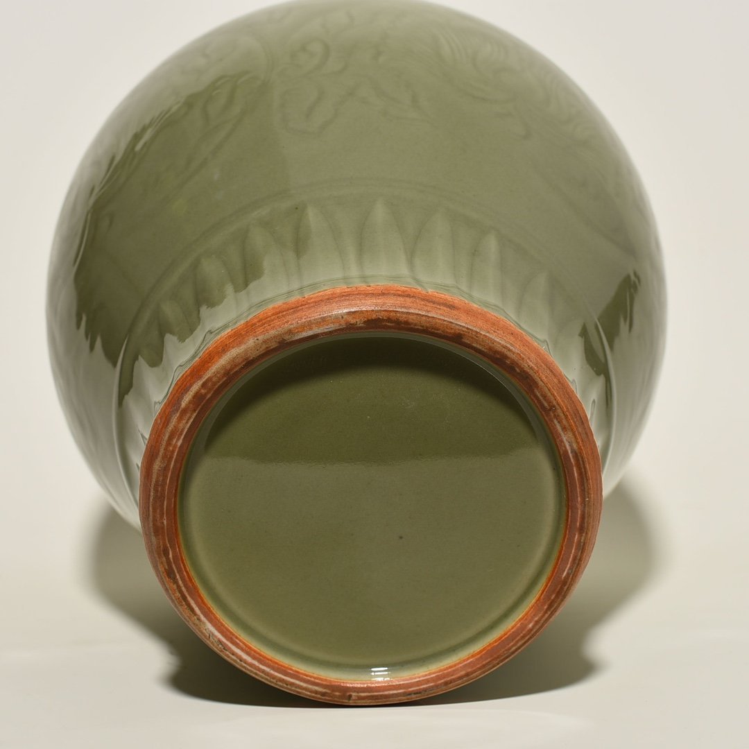 Song Dyansty Longquan kiln plum celadon engraved jar with peony pattern on branches