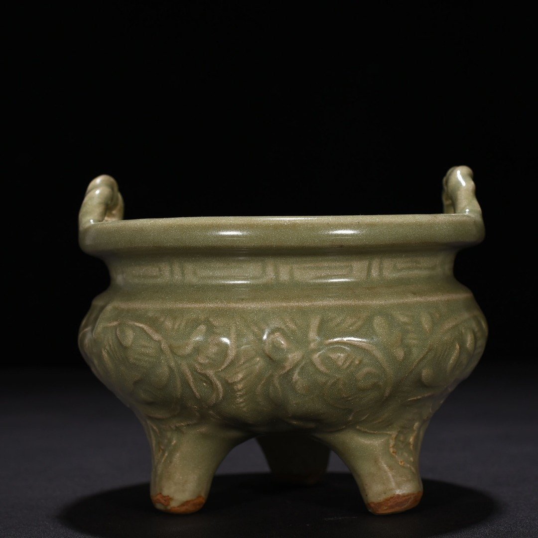 Song Dynasty Longquan kiln plum green glaze carved with branches and flowers pattern three-legged stove