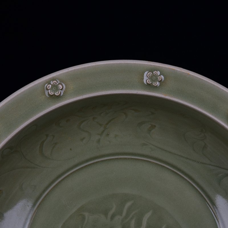 Song Dynasty Longquan kiln plum celadon engraved unicorn pattern folded edge plate