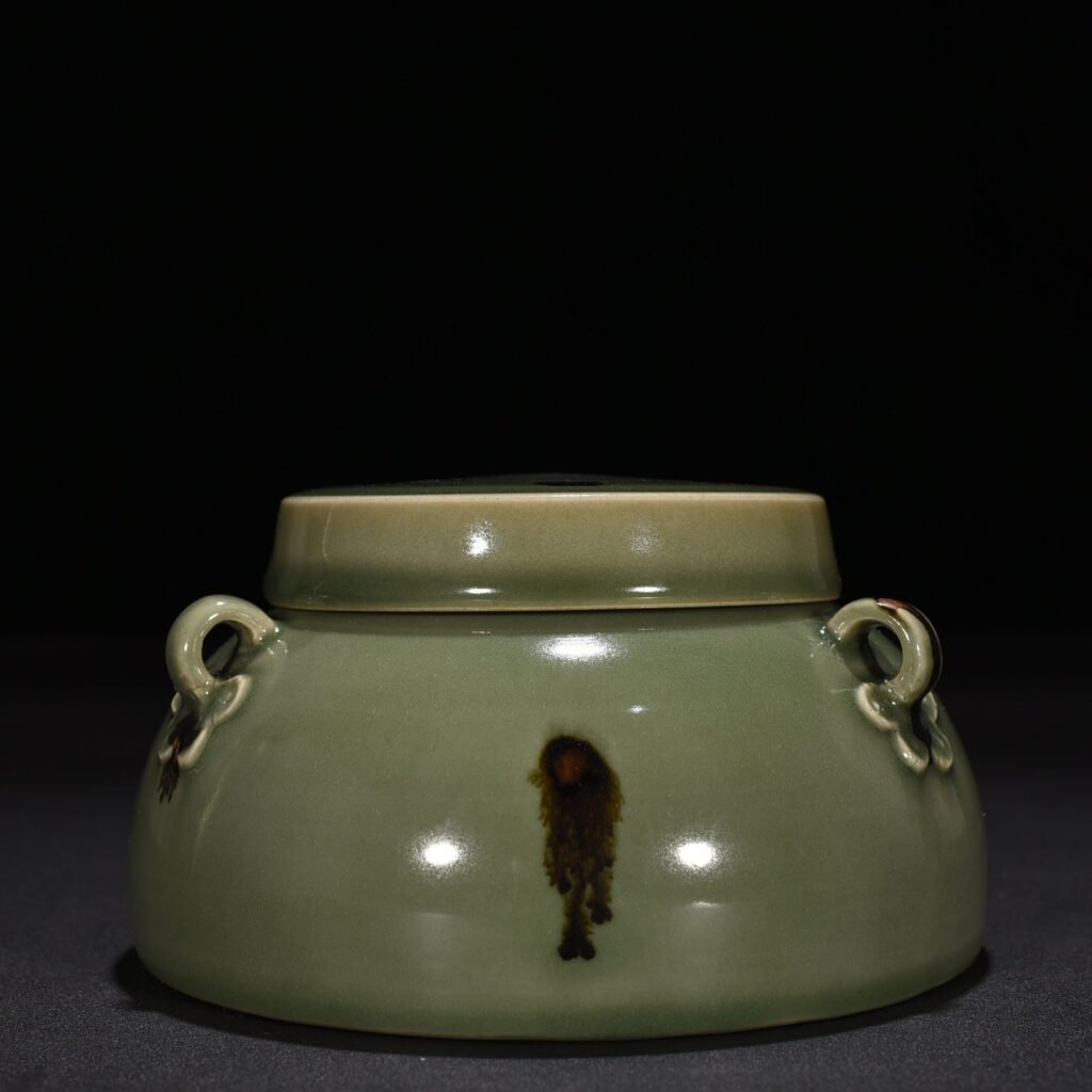 Song Dynasty Longquan kiln plum green glaze dotted three-series lid jar