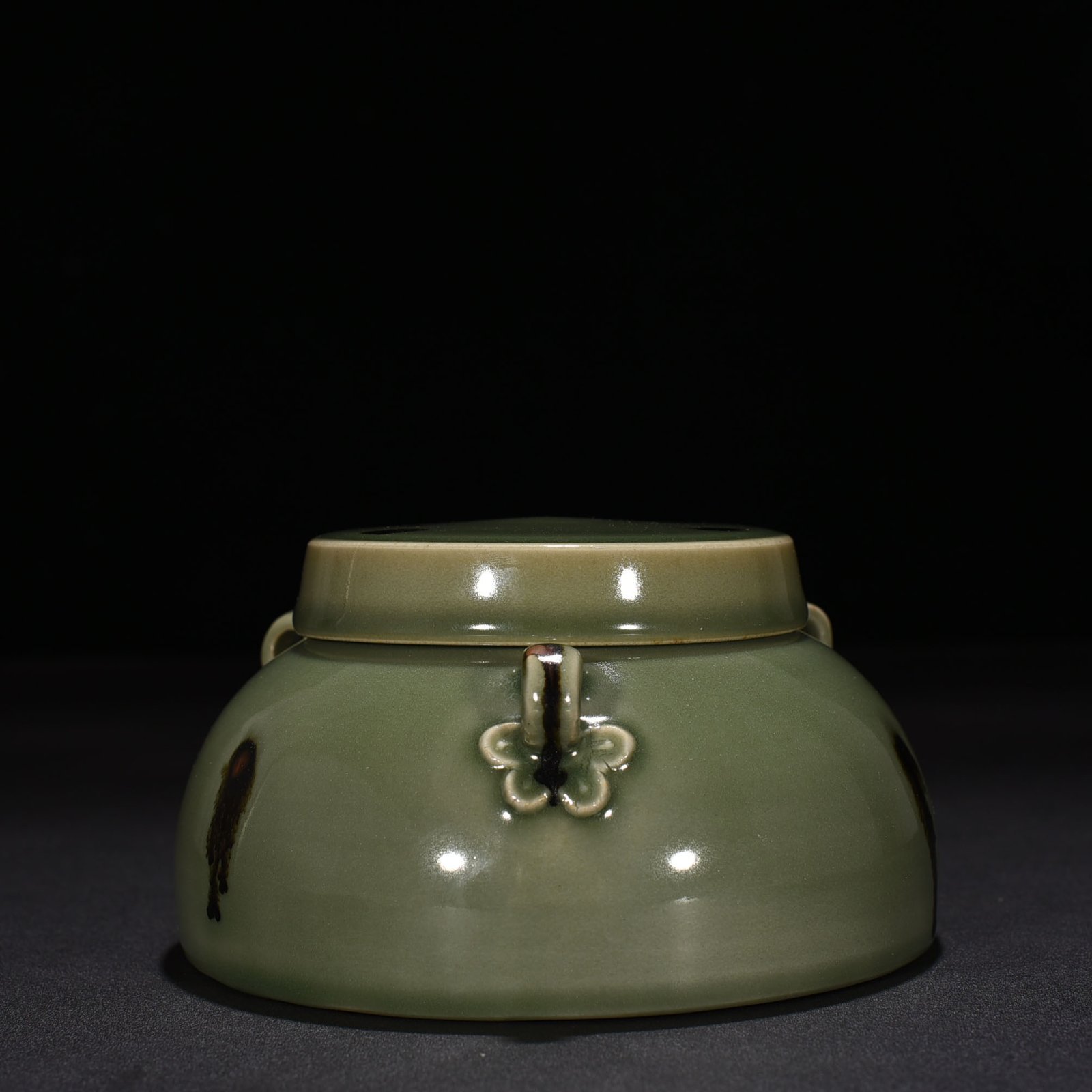 Song Dynasty Longquan kiln plum green glaze dotted three-series lid jar