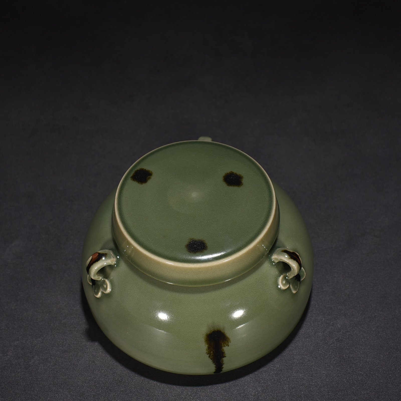 Song Dynasty Longquan kiln plum green glaze dotted three-series lid jar