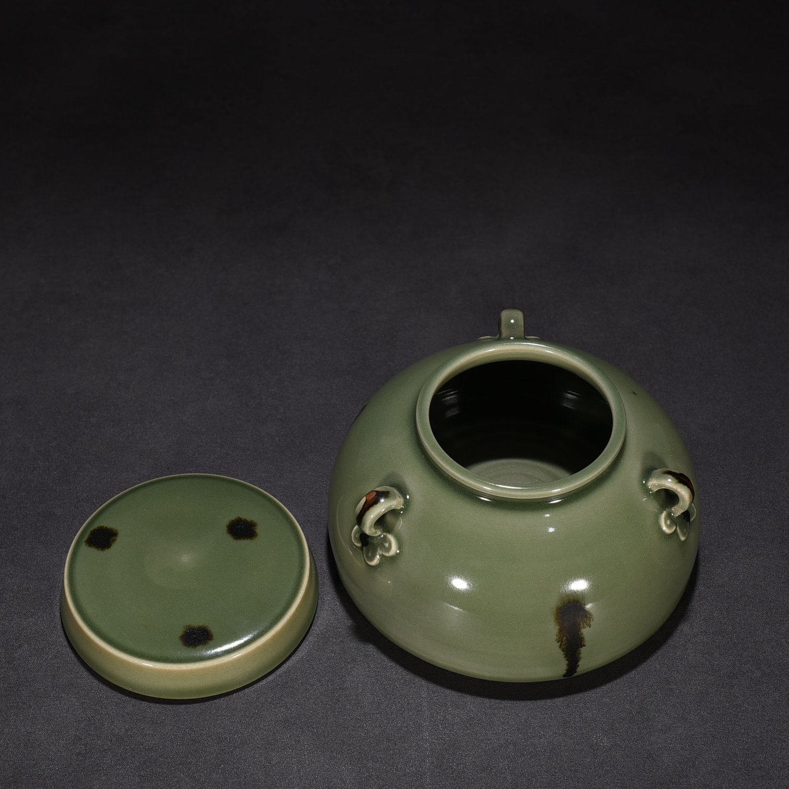 Song Dynasty Longquan kiln plum green glaze dotted three-series lid jar