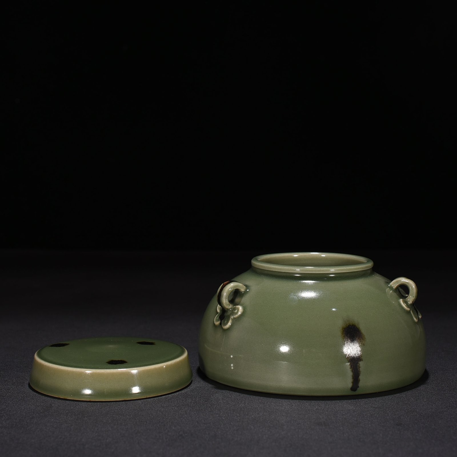 Song Dynasty Longquan kiln plum green glaze dotted three-series lid jar