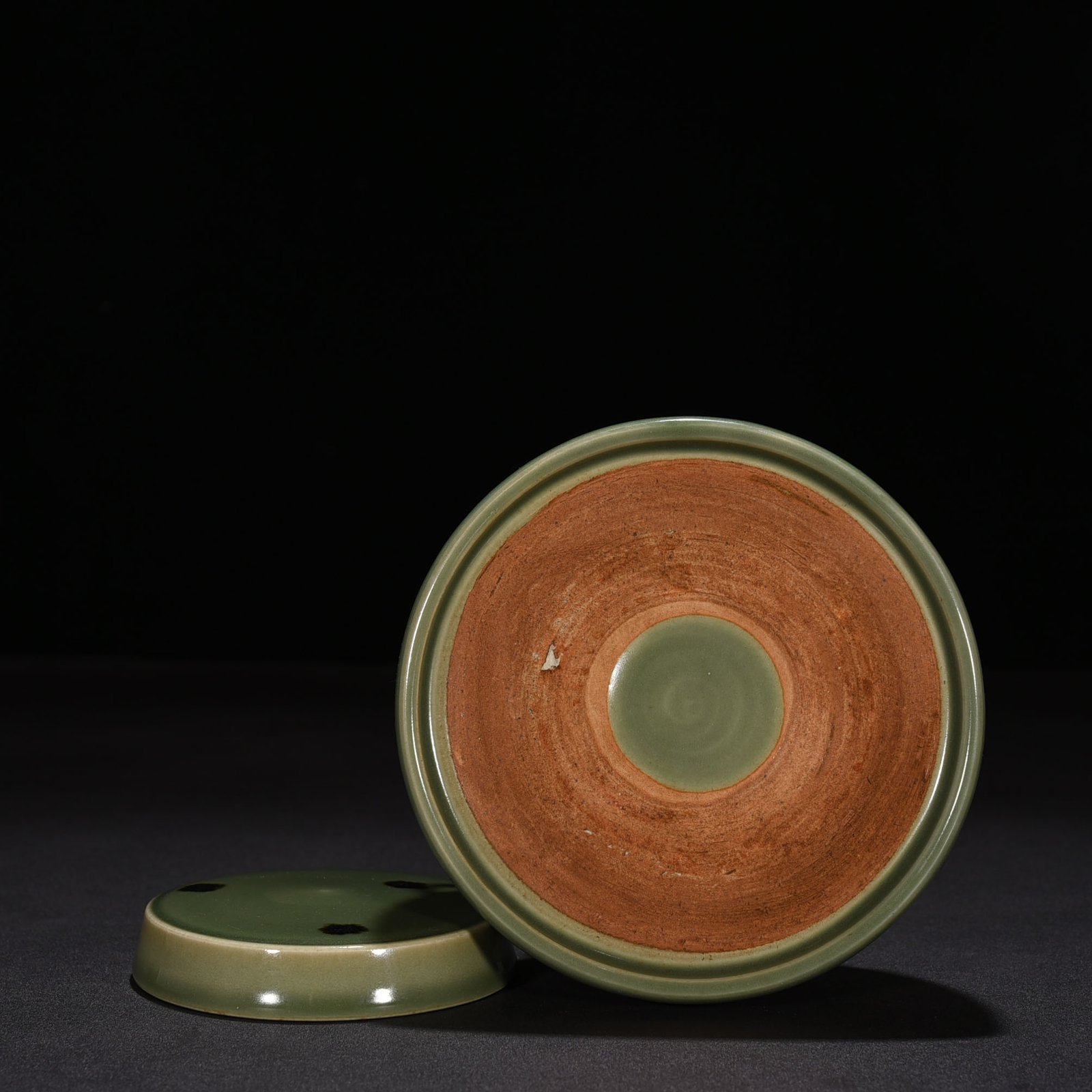 Song Dynasty Longquan kiln plum green glaze dotted three-series lid jar