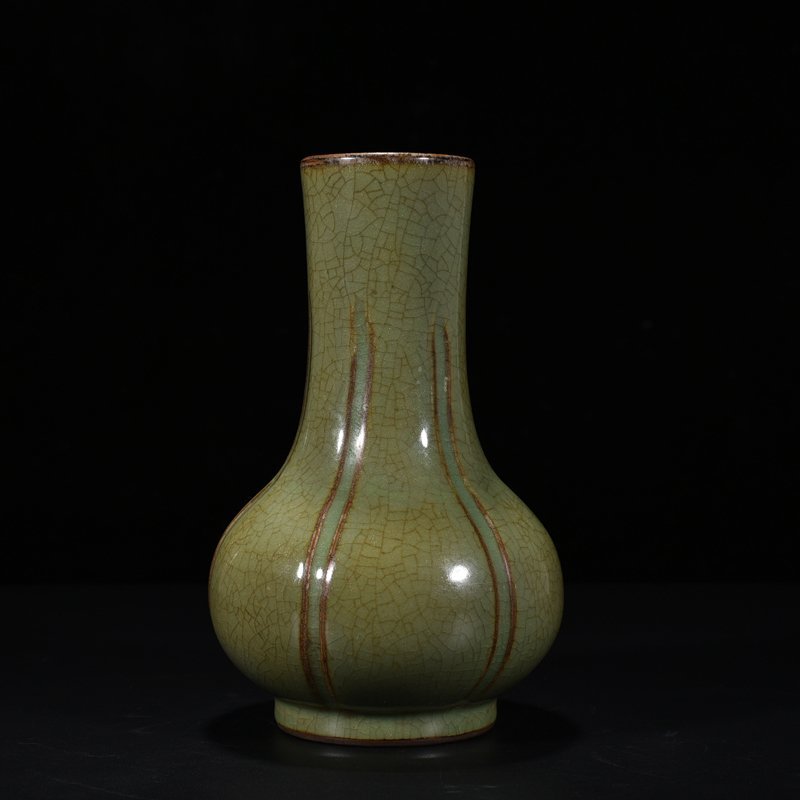Song Dynasty Plum green glaze melon-edge vase