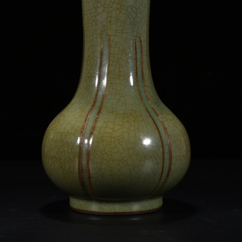 Song Dynasty Plum green glaze melon-edge vase