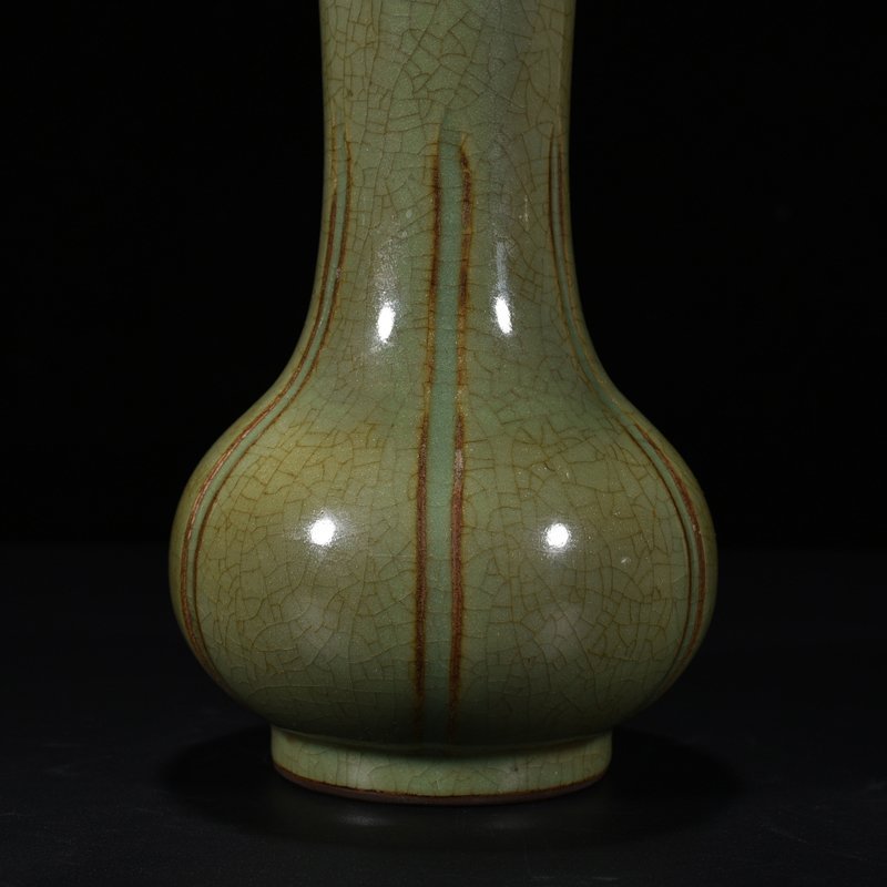 Song Dynasty Plum green glaze melon-edge vase