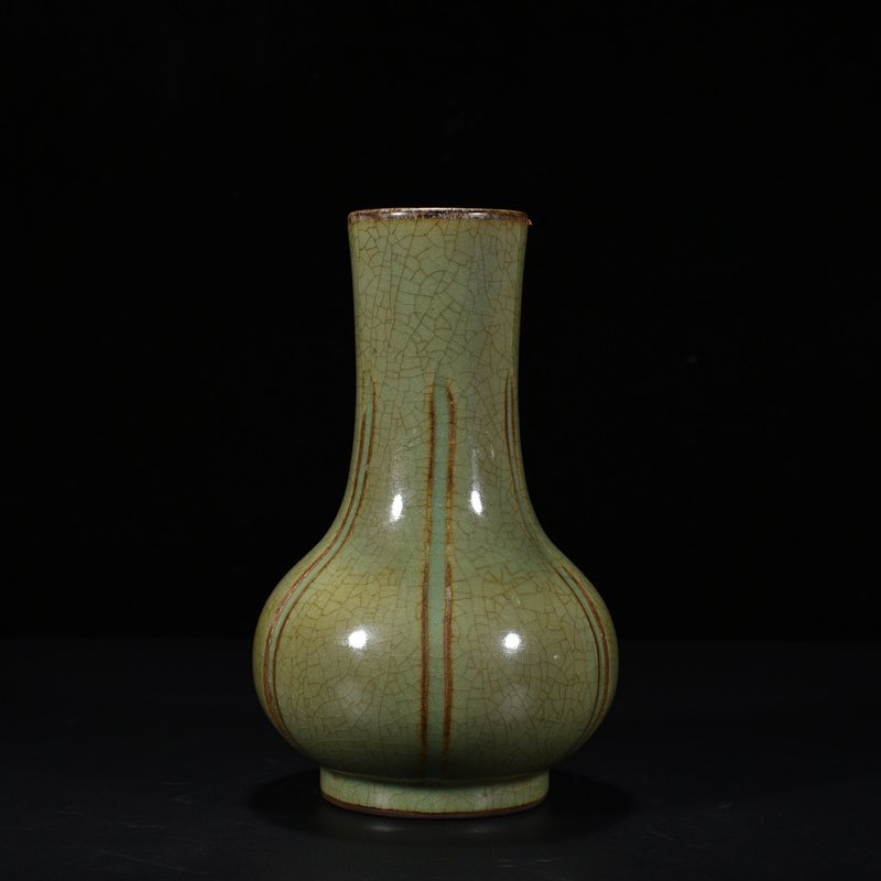 Song Dynasty Plum green glaze melon-edge vase
