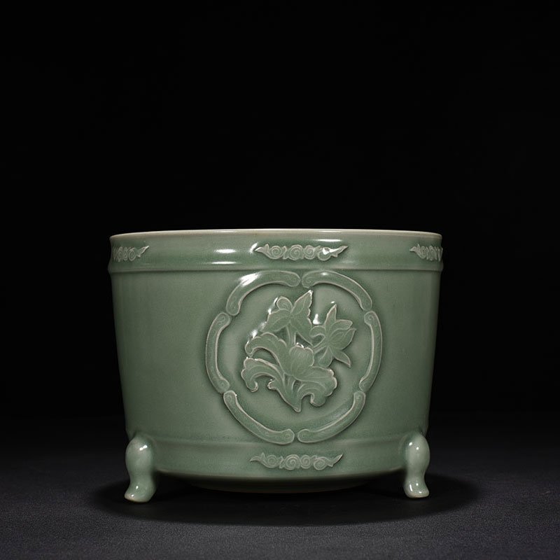 Song Dynasty  Longquan kiln plum celadon glaze laminated with floral patterns