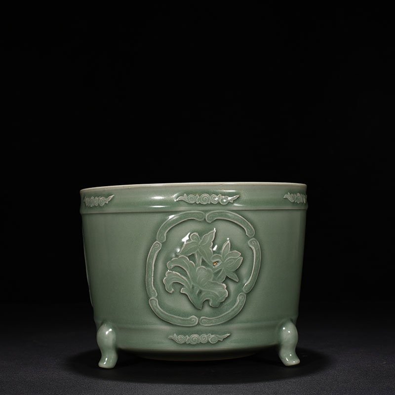 Song Dynasty  Longquan kiln plum celadon glaze laminated with floral patterns
