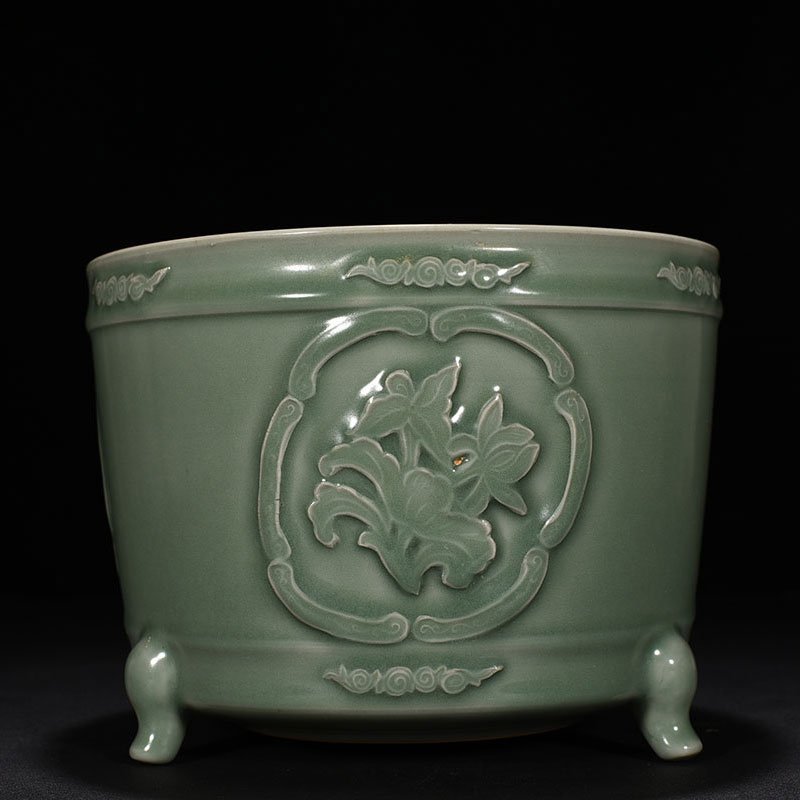 Song Dynasty  Longquan kiln plum celadon glaze laminated with floral patterns