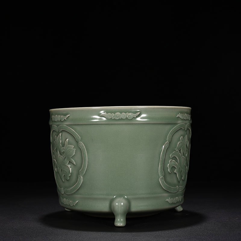 Song Dynasty  Longquan kiln plum celadon glaze laminated with floral patterns