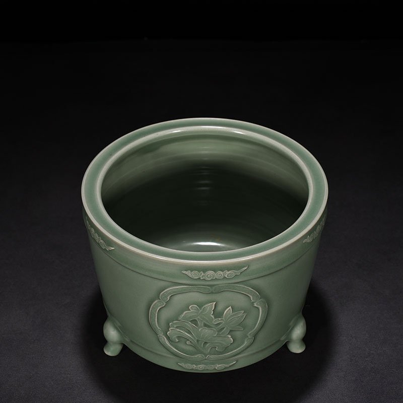 Song Dynasty  Longquan kiln plum celadon glaze laminated with floral patterns