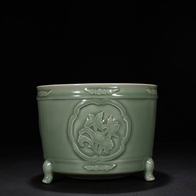 Song Dynasty  Longquan kiln plum celadon glaze laminated with floral patterns