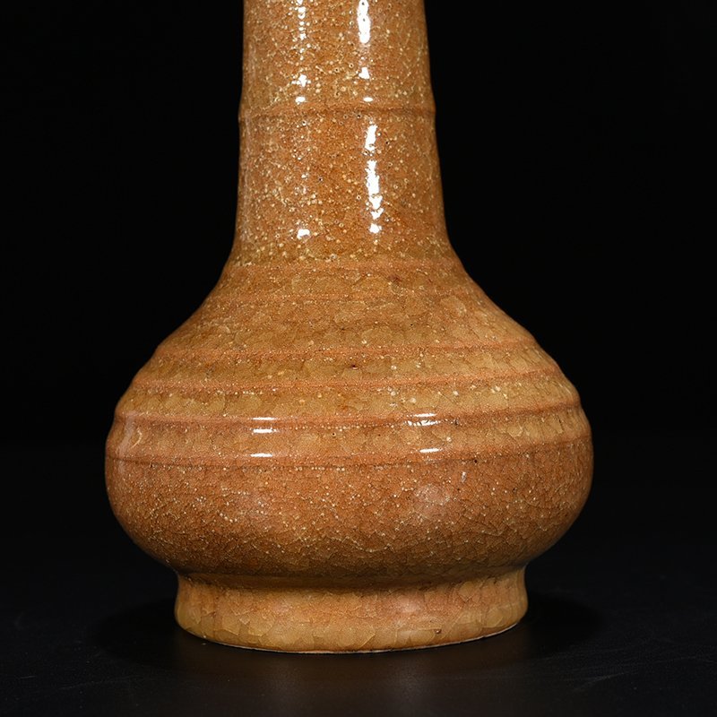 Song Dynasty Longquan kiln beige glaze dazzling pattern plate mouth bottle