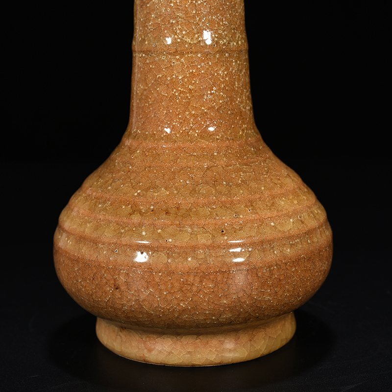 Song Dynasty Longquan kiln beige glaze dazzling pattern plate mouth bottle