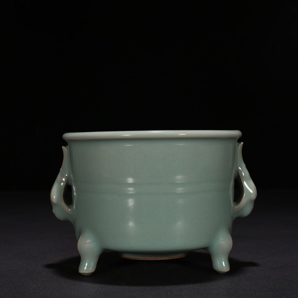 Song Dynasty Longquan kiln pink green glaze three-legged and two-ear furnace