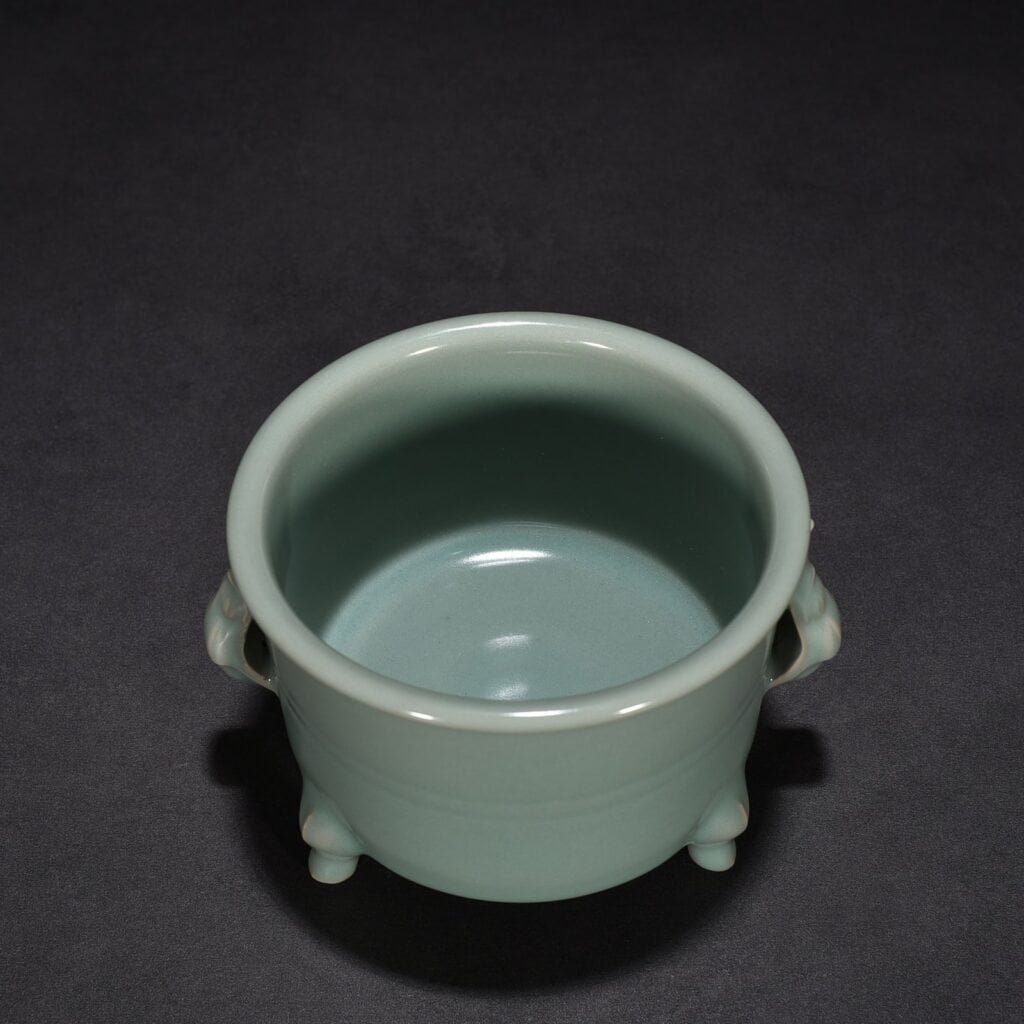 Song Dynasty Longquan kiln pink green glaze three-legged and two-ear furnace