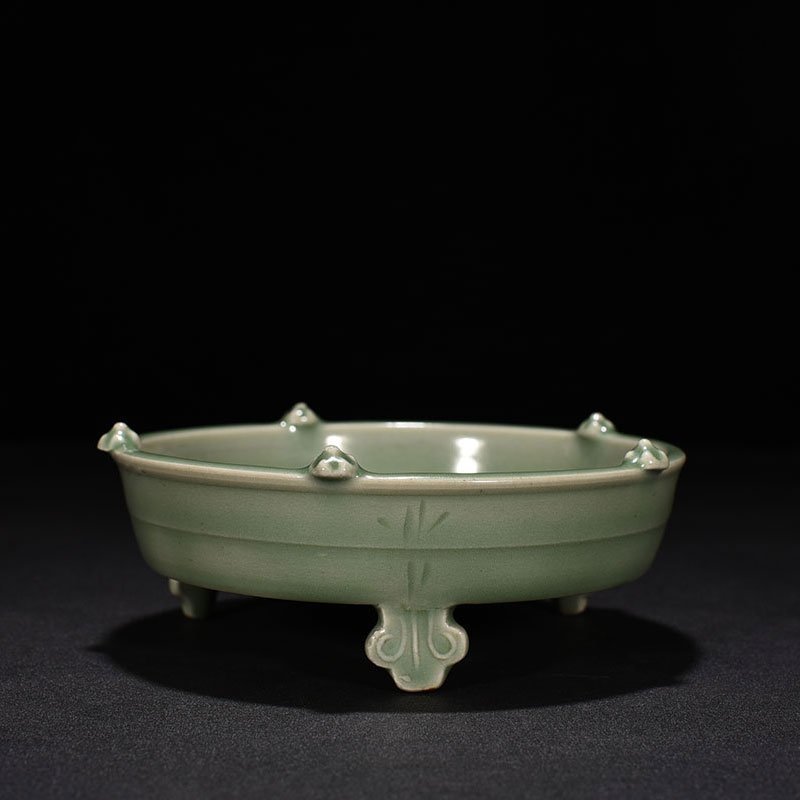 Song Dynasty Longquan kiln pink green glaze three-legged wash