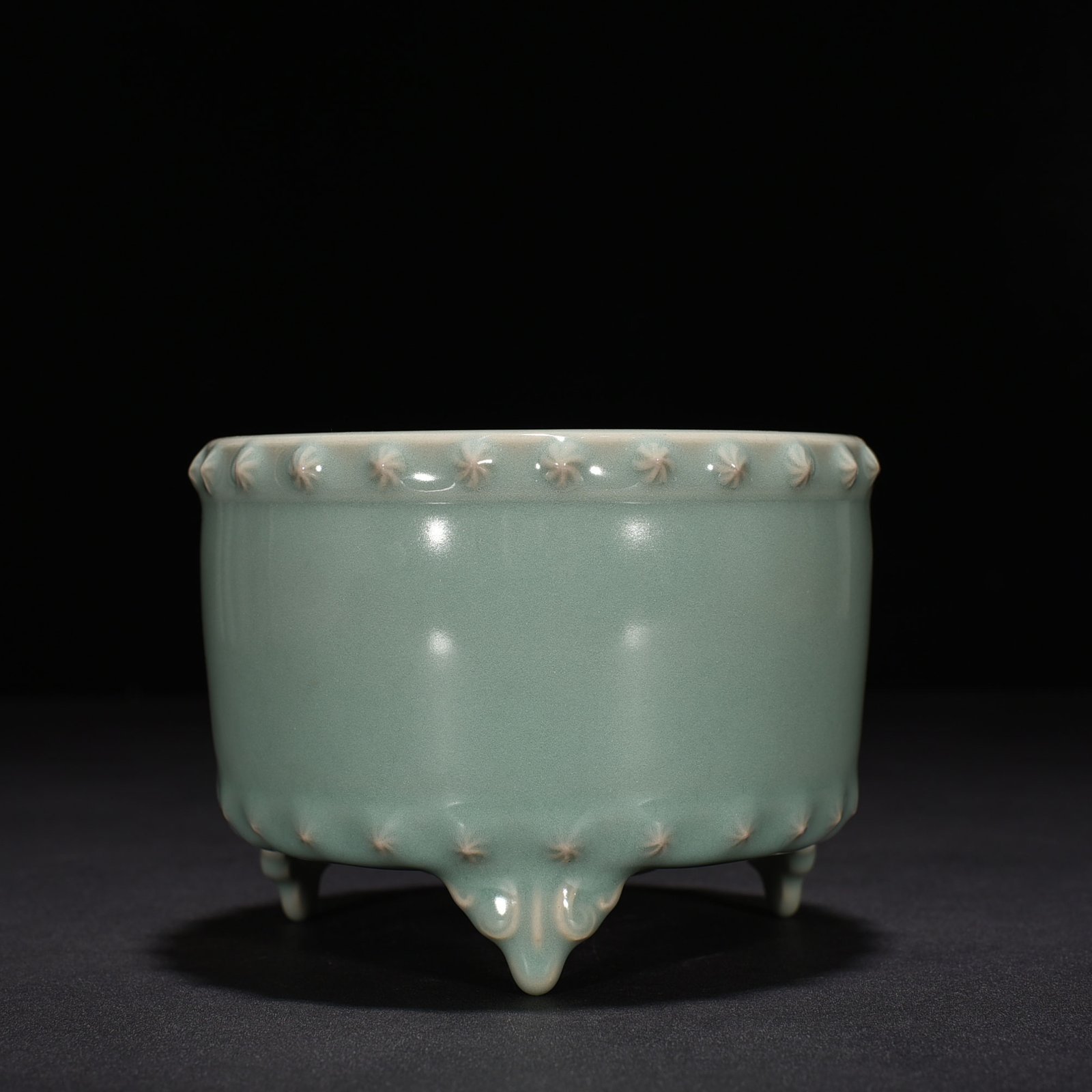 Song Dynasty Longquan kiln pink green glaze three-legged drum nail furnace