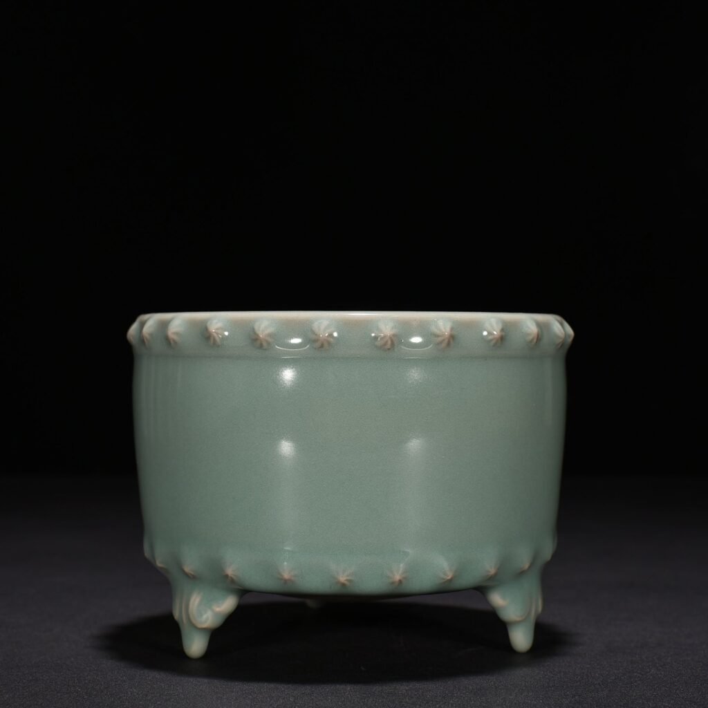 Song Dynasty Longquan kiln pink green glaze three-legged drum nail furnace