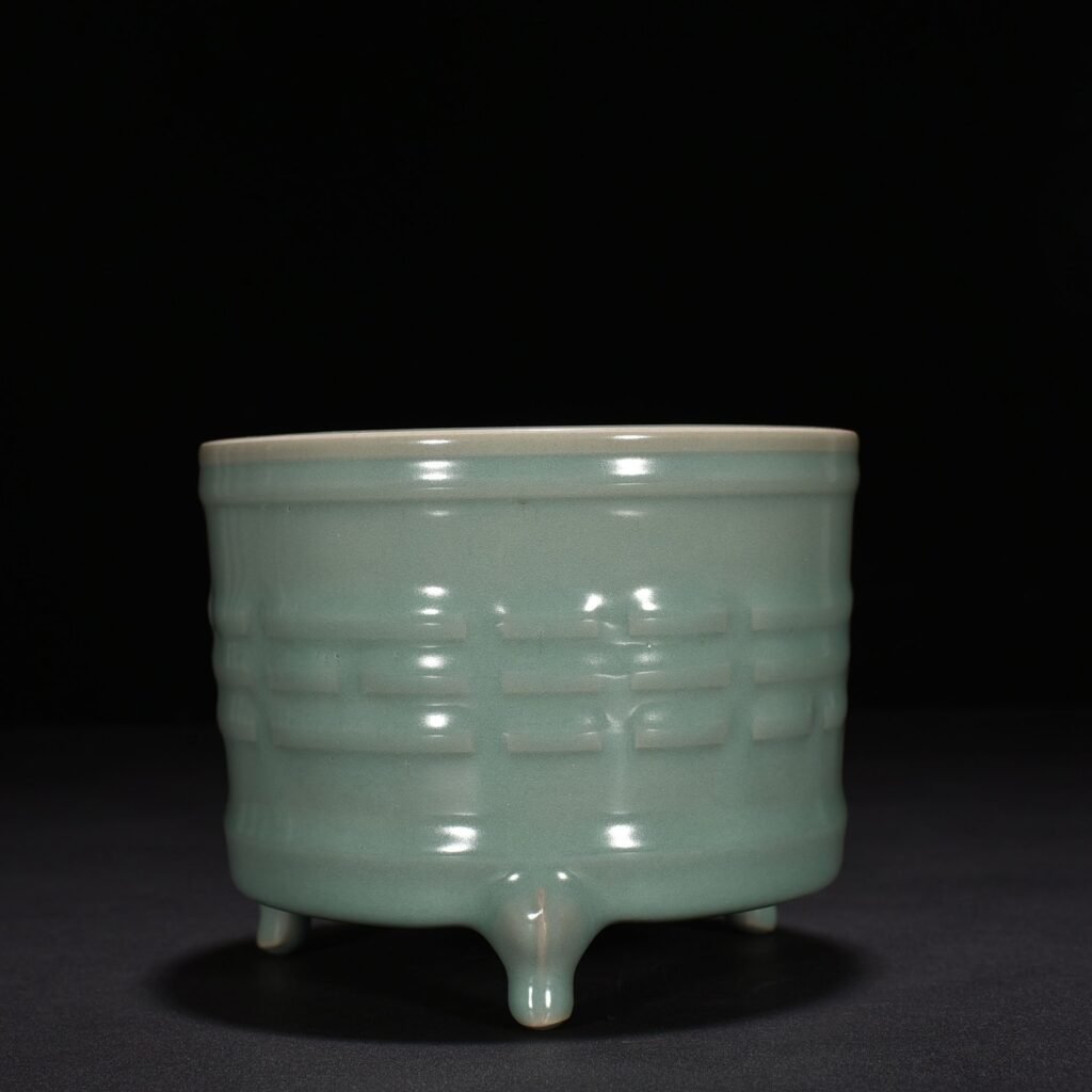 Song Dynasty Longquan kiln pink celadon glaze Bagua Xian furnace