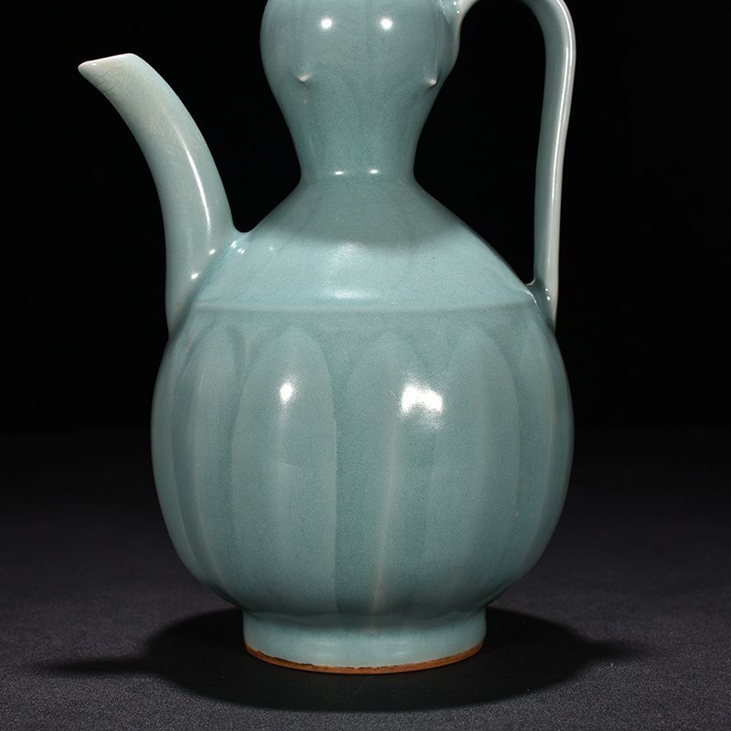 Song Dynasty Longquan kiln pink green glaze engraved banana leaf pattern gourd holding pot