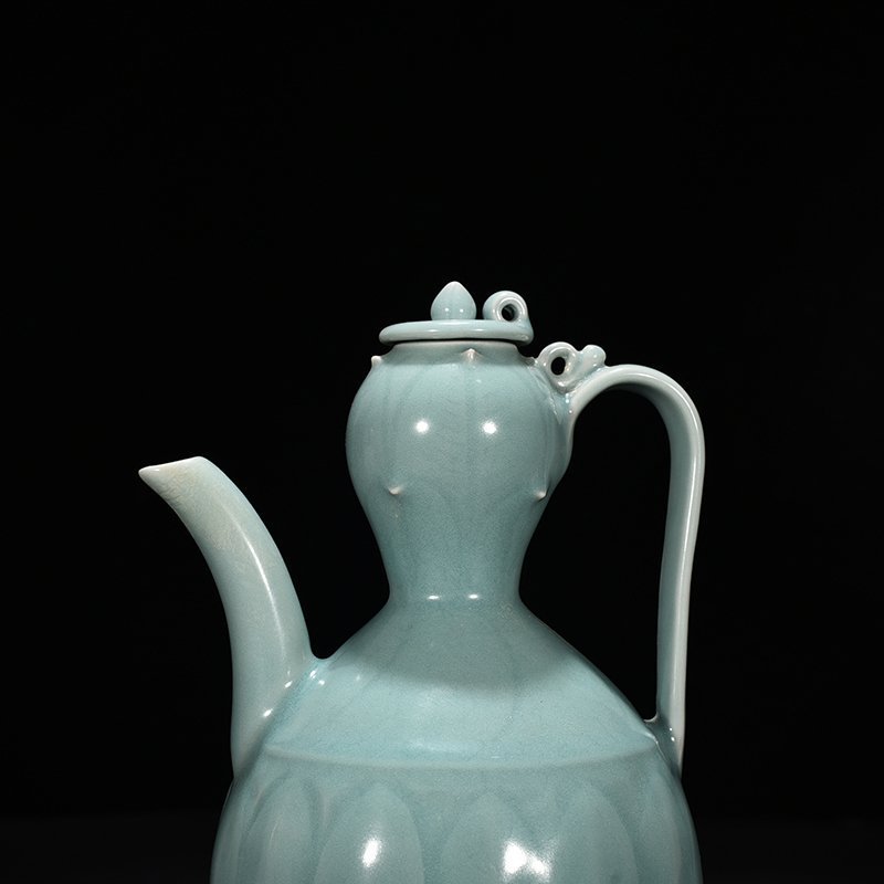 Song Dynasty Longquan kiln pink green glaze engraved banana leaf pattern gourd holding pot