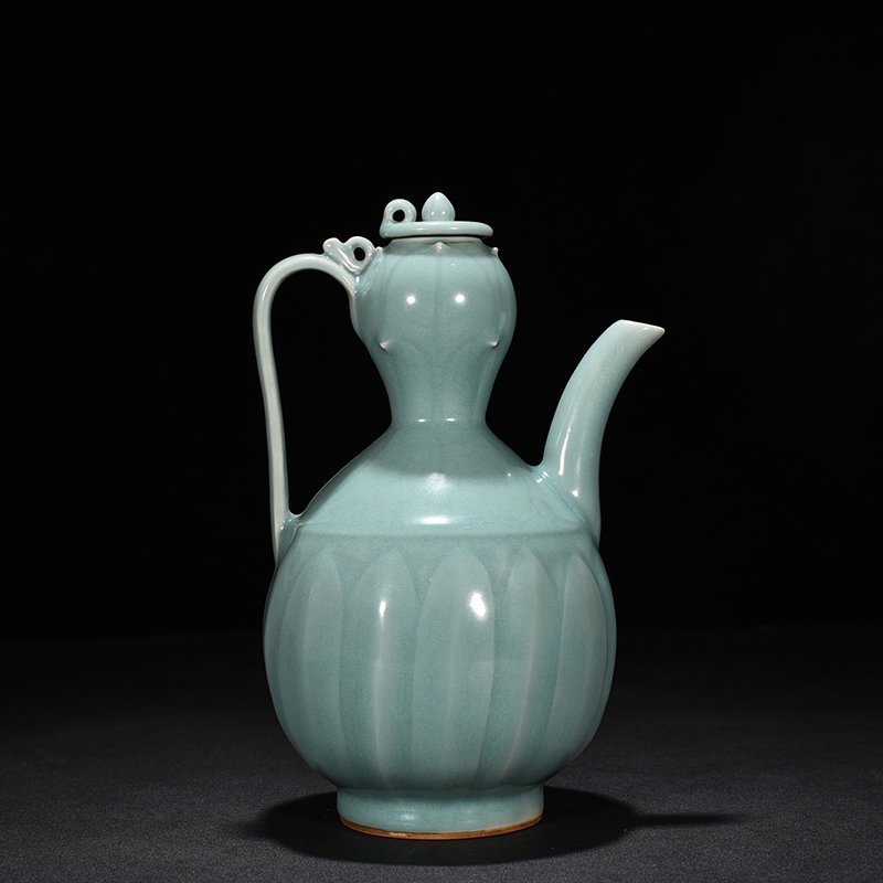 Song Dynasty Longquan kiln pink green glaze engraved banana leaf pattern gourd holding pot
