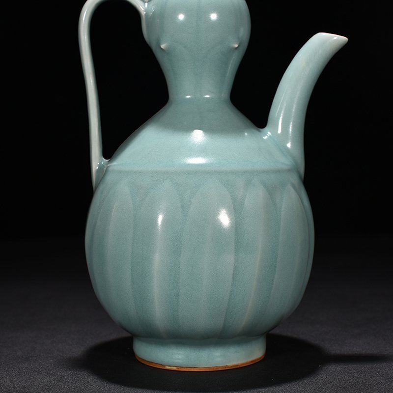 Song Dynasty Longquan kiln pink green glaze engraved banana leaf pattern gourd holding pot
