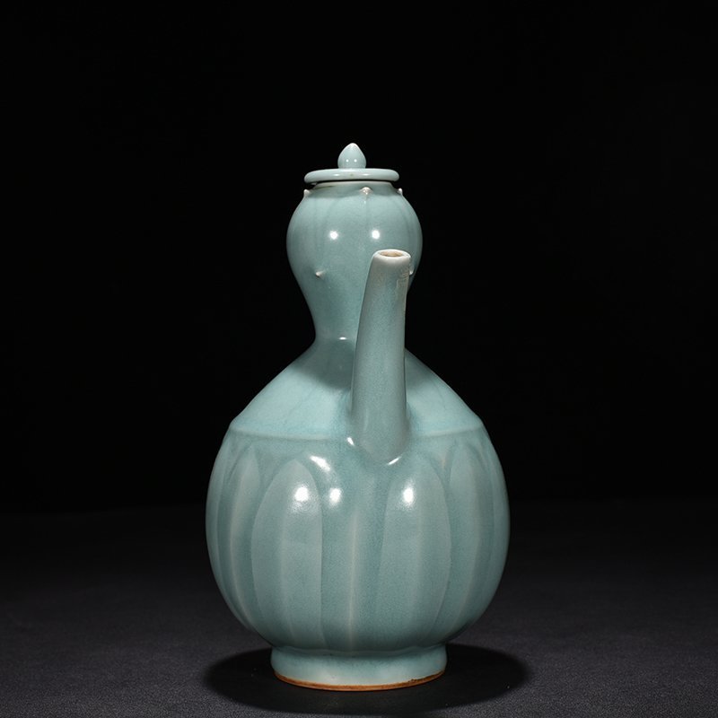 Song Dynasty Longquan kiln pink green glaze engraved banana leaf pattern gourd holding pot