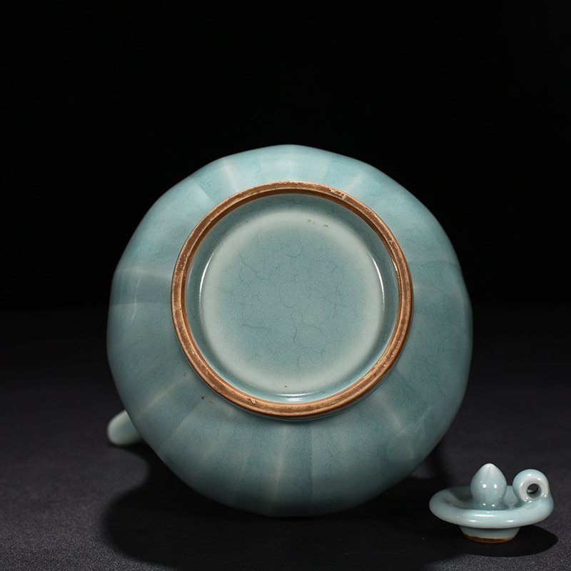 Song Dynasty Longquan kiln pink green glaze engraved banana leaf pattern gourd holding pot