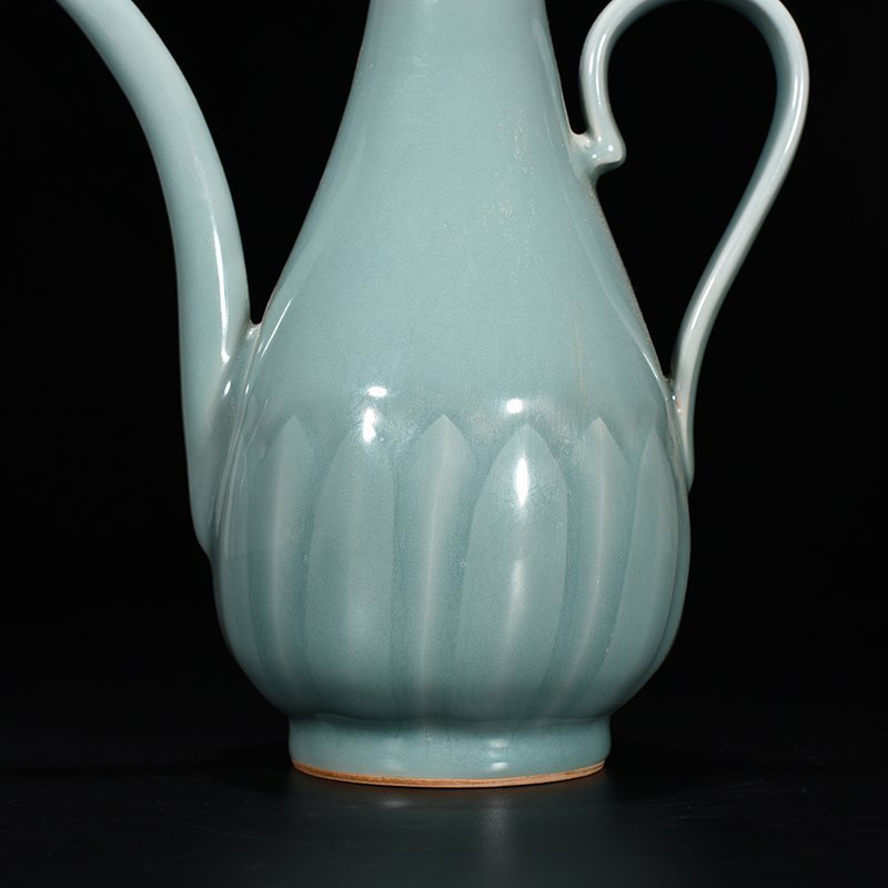 Song Dynasty Longquan kiln pink green glaze pear-shaped kettle with kettle