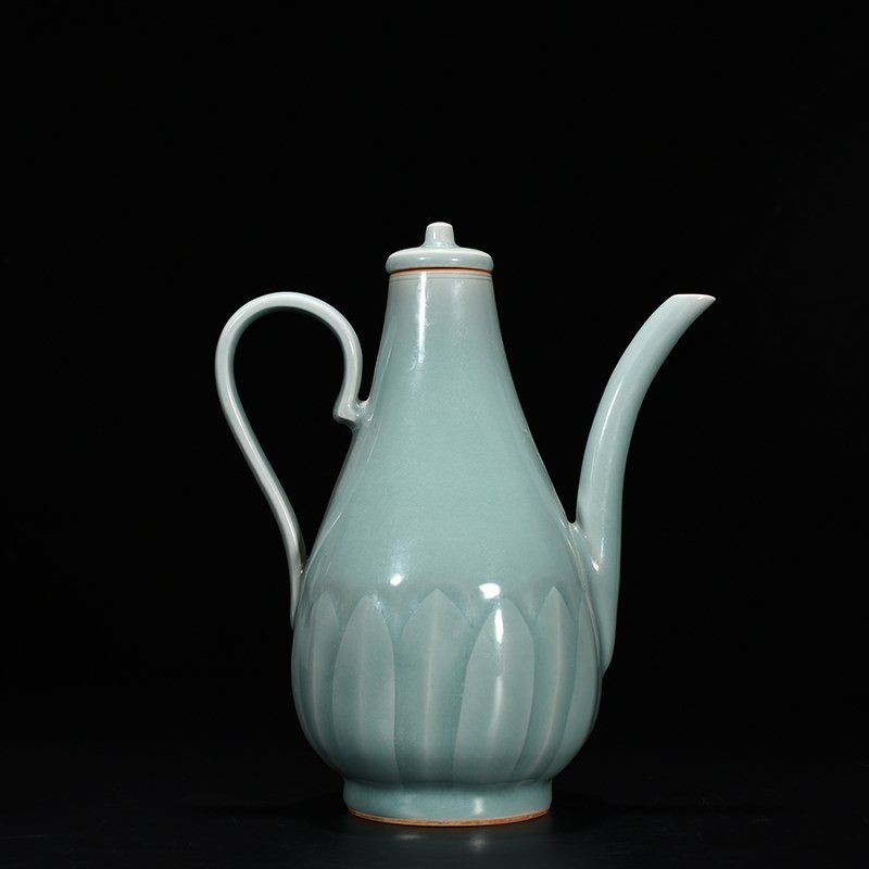 Song Dynasty Longquan kiln pink green glaze pear-shaped kettle with kettle