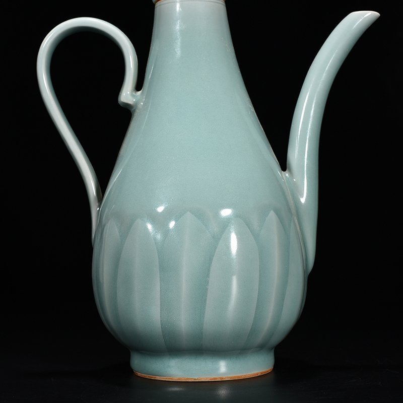 Song Dynasty Longquan kiln pink green glaze pear-shaped kettle with kettle