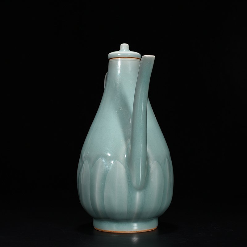 Song Dynasty Longquan kiln pink green glaze pear-shaped kettle with kettle