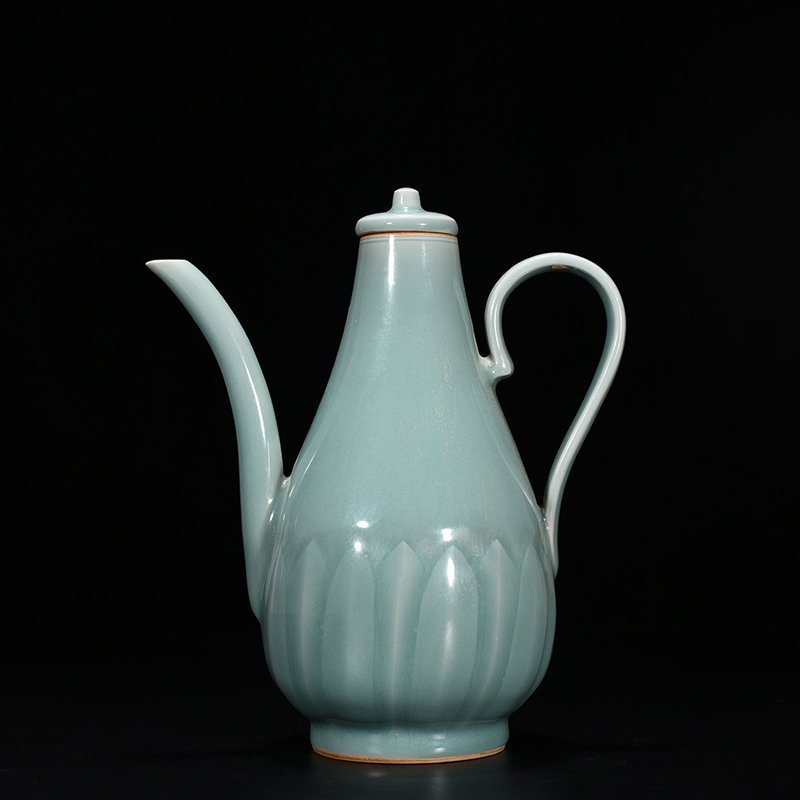 Song Dynasty Longquan kiln pink green glaze pear-shaped kettle with kettle