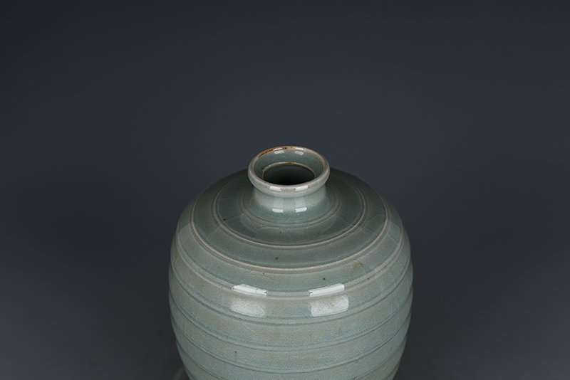 Song Dynasty Longquan kiln pink celadon glaze dazzling pattern plum vase
