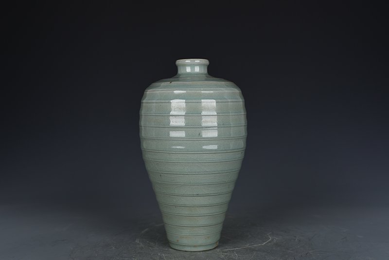 Song Dynasty Longquan kiln pink celadon glaze dazzling pattern plum vase