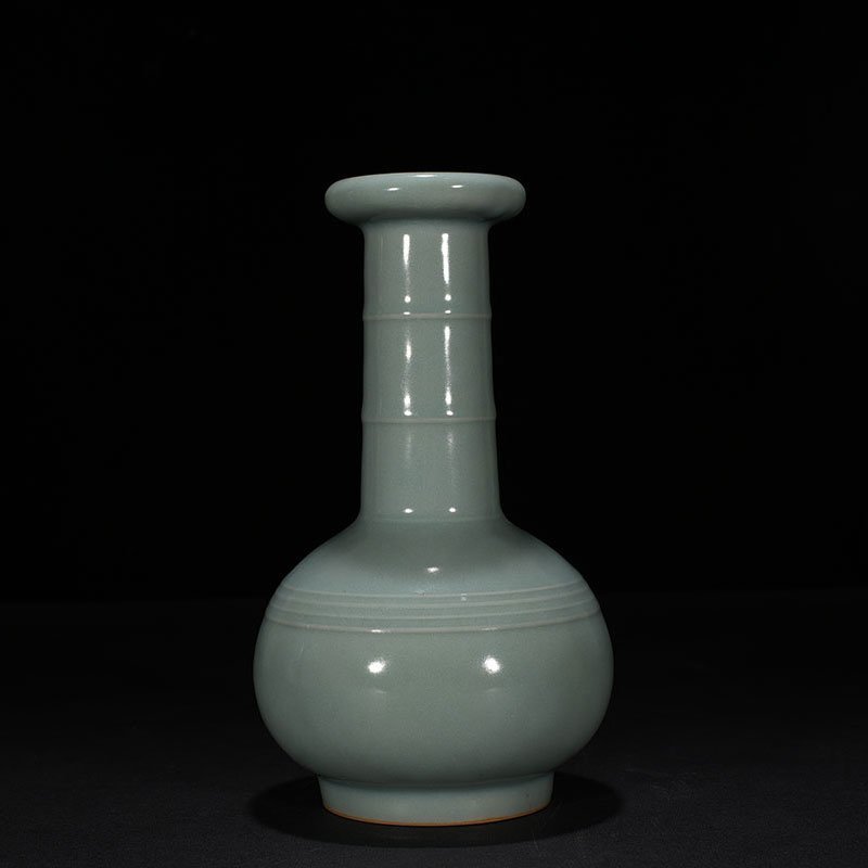Song Dynasty Longquan kiln pink celadon glaze plate mouth bottle