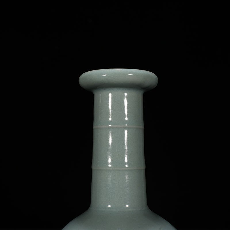 Song Dynasty Longquan kiln pink celadon glaze plate mouth bottle