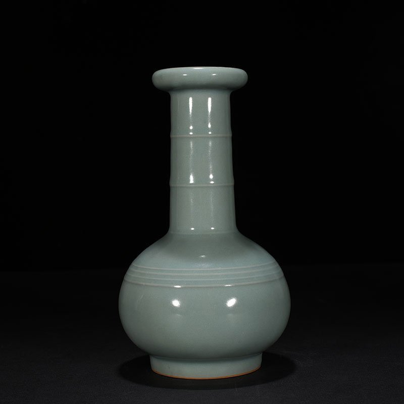 Song Dynasty Longquan kiln pink celadon glaze plate mouth bottle
